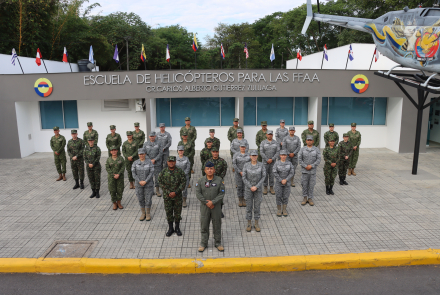 Oficiales en Curso de Información Militar conocen capacidades del Comando Aéreo de Combate N°4