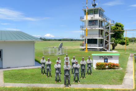 Guardianes del cielo controladores aéreos garantizan la seguridad del espacio aéreo colombiano