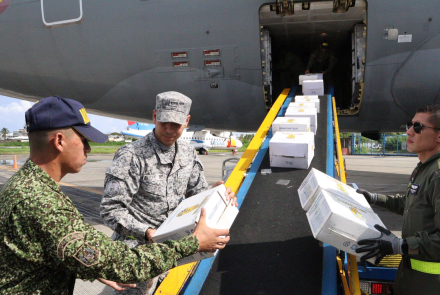FAC transporta 22 toneladas de ayuda humanitaria a San Andrés por Tormenta Tropical Melissa