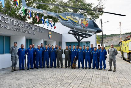 Veinte y tres valerosos hombres, conforman los bomberos aeronáuticos en Melgar