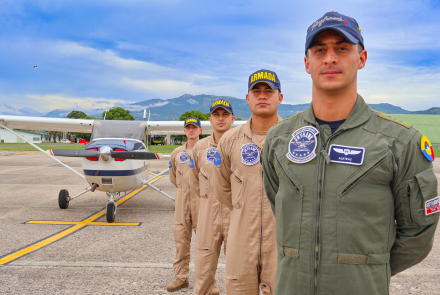 Oficiales Navales vuelan solos por primera vez en una aeronave Cessna172S