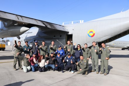 Misión aérea lleva regalos y alegría a niños vulnerables del Pacífico colombiano