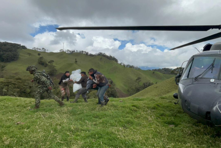 Familias incomunicadas en Villahermosa, reciben ayudas gracias a la Fuerza Aeroespacial Colombiana 