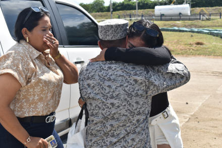 Un abrazo que venció la distancia: Soldado se reencontró con su madre