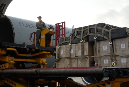 En un C-40 transportamos herramientas tecnológicas para estudiantes de la Guajira 