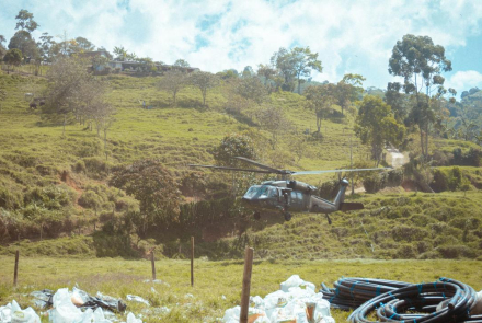 Helicóptero Black Hawk transporta insumos vitales para reparar acueductos en Ebéjico, Antioquia