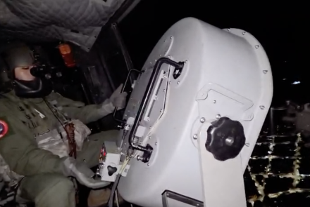 Desde un helicóptero HUEY-II, mensajes aéreos promueven la seguridad y tranquilidad ciudadana