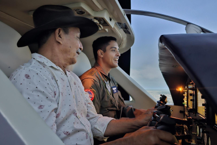 Adultos mayores vivieron experiencia aérea entre pilotos, bomberos y rescatistas