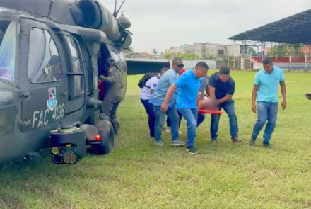 Traslado aéreo de mujer embarazada y ayudas humanitarias brindan alivio en Antioquia