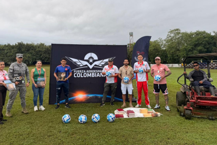 Comunidad de Puerto Salgar recibe cancha renovada, balones y donación de libros 