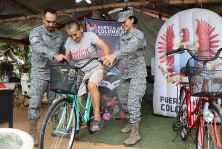 Pedaleando esperanza: bicicletas que transforman vidas en la vereda Apiay