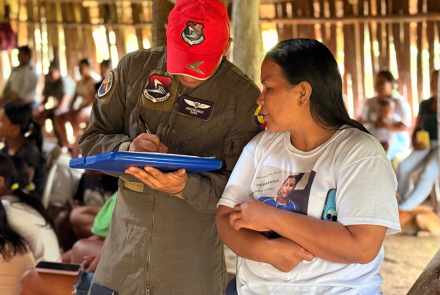 Entrega de kits escolares beneficia a comunidad indígena en Leticia