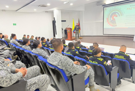 Fortalecen acompañamiento a víctimas militares en jornada de capacitación