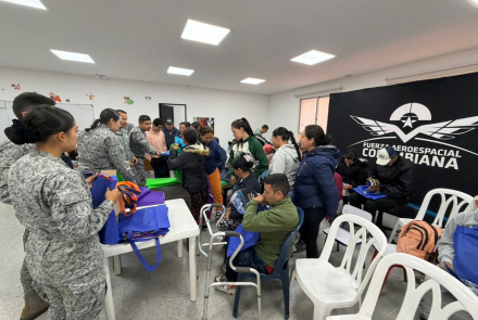 Iniciativa social entrega kits escolares para fortalecer la educación en Sutatausa, Cundinamarca