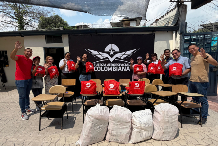 Acción Integral apoya al fortalecimiento de la educación con entrega de kits escolares y mobiliario