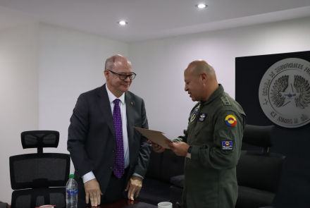 Fuerza Aeroespacial Colombiana recibe visita universitaria para fortalecer las capacidades tecnológicas