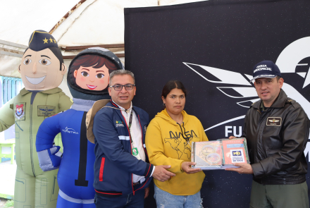 Entrega de kits escolares promueve la educación en la vereda El Pencal