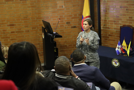 La Fuerza Aeroespacial Colombiana comparte su experiencia en operaciones militares con enfoque de género