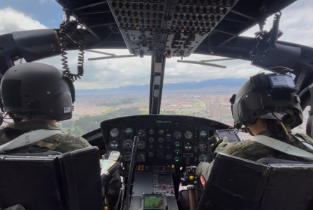 Desde los cielos de Bogotá, la FAC vela por la seguridad de la jornada electoral.