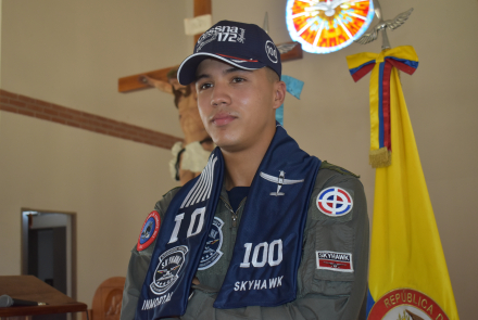 Cadete dominicano destaca en curso de vuelo y recibe tradicional bufanda en Colombia