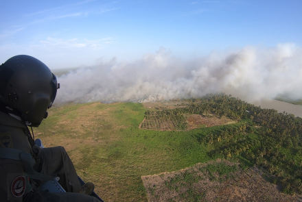 Desplegadas capacidades aéreas para atender incendio forestal en Isla Salamanca