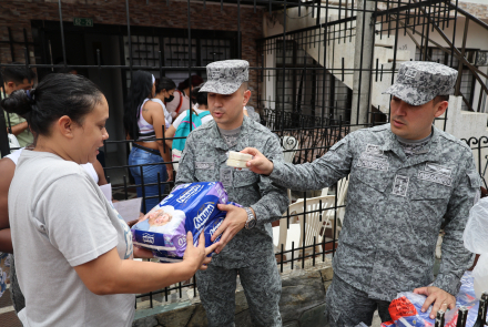Fuerza Aeroespacial lleva bienestar a familias vulnerables de Santiago de Cali