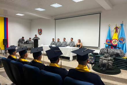 Cinco Soldados culminan su educación media en el Grupo Aéreo del Amazonas