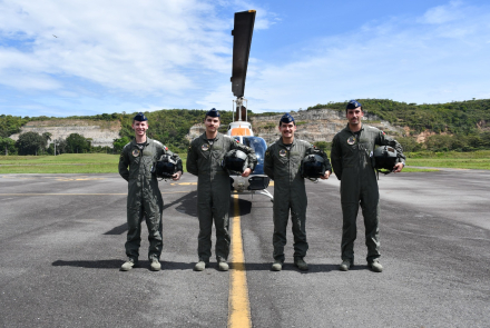Oficiales chilenos cumplen su primer vuelo solo en helicóptero TH-67