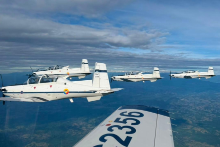 Volar solos un T-6 Texan II reto superado para cinco jóvenes colombianos 