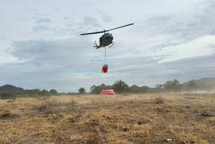 Helicópteros de la Fuerza Aeroespacial combaten incendio en San Luis, Tolima