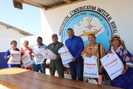 En La Flor, La Guajira comunidades indigenas reciben aulas y kits escolares