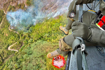 Desde el aire, Fuerza Aérea Colombiana responde a incendios forestales en Tolima y Antioquia