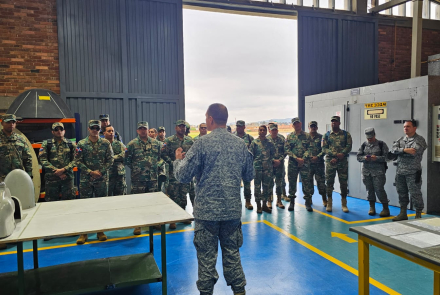 Delegación de la Fuerza Aérea de República Dominicana visita el Comando Aéreo de Mantenimiento