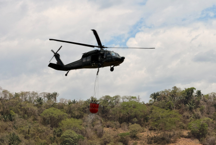 La Fuerza Aérea Colombiana continúa en la lucha contra incendios en Tolima