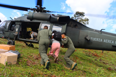 Fuerza Aeroespacial evacúa a paciente aislada por las lluvias en Guayabetal