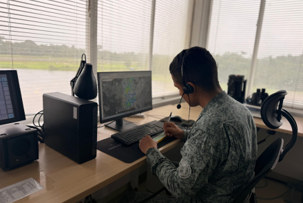 Controladores aéreos conectan los cielos del Amazonas con la misión