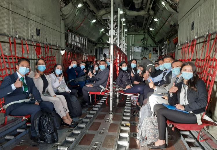 54 jóvenes de diferentes lugares del país abordaron el Hércules C-130 de su Fuerza Aérea Colombiana, para volar hacia la Escuela Militar de Aviación “Marco Fidel Suárez”, donde empezarán a construir sus sueños.