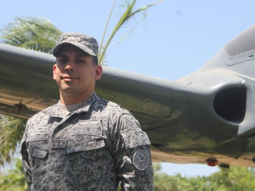 Un internacionalista orgulloso de su servicio en la Fuerza Aérea Colombiana