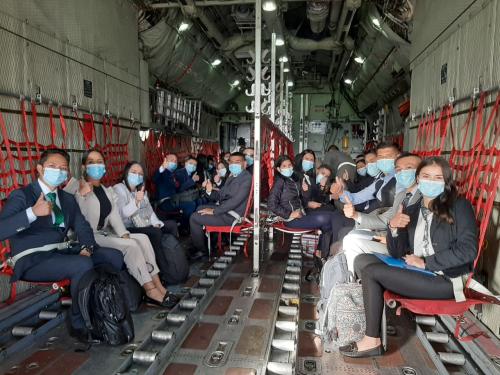54 jóvenes de diferentes lugares del país abordaron el Hércules C-130 de su Fuerza Aérea Colombiana, para volar hacia la Escuela Militar de Aviación “Marco Fidel Suárez”, donde empezarán a construir sus sueños.