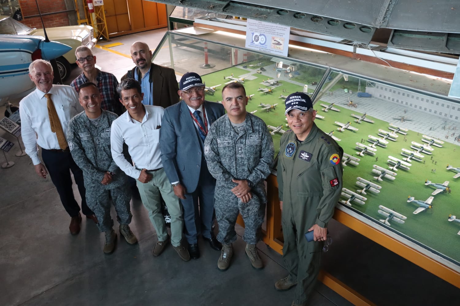 Sesión de la Academia Colombiana de Historia Aérea Sesión de la Academia Colombiana de Historia Aérea