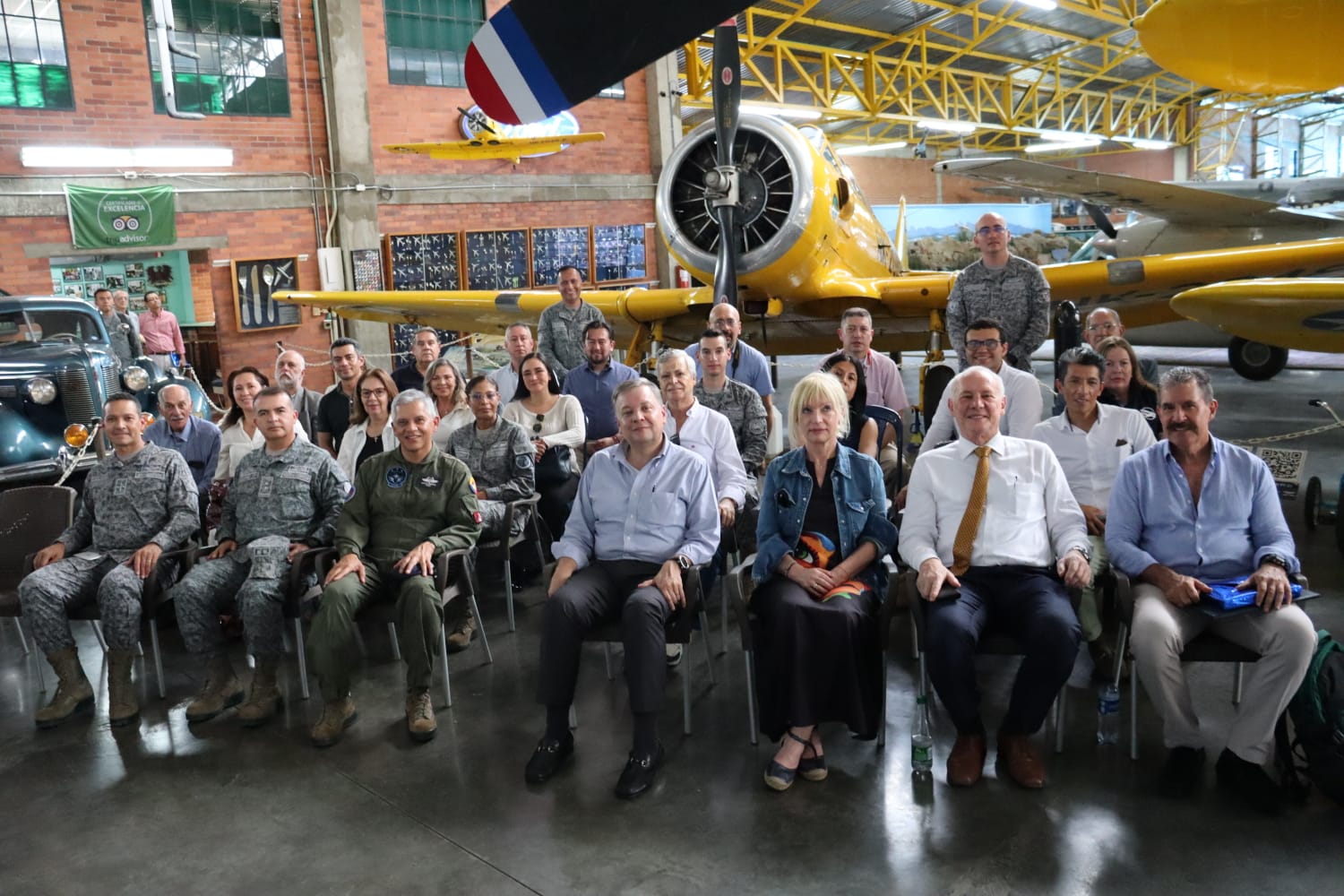 Sesión de la Academia Colombiana de Historia Aérea Sesión de la Academia Colombiana de Historia Aérea