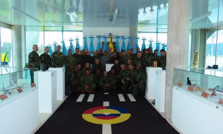 Visita personal de suboficiales al Museo Aeroespacial 