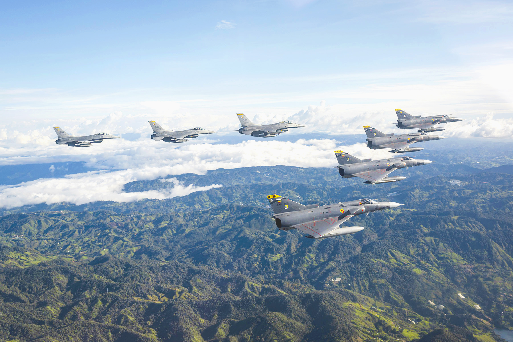 Tres F-16 de la Fuerza Aérea de los Estados Unidos y cuatro Kfir de la Fuerza Aérea Colombiana, al término de una misión de maniobras aire-aire de Contra Poder Defensivo, DCA, en el ejercicio Relámpago VI realizado paralelamente en los comandos aéreos de combate No. 1, Puerto Salgar, y No. 5, Rionegro, en agosto de 2021.