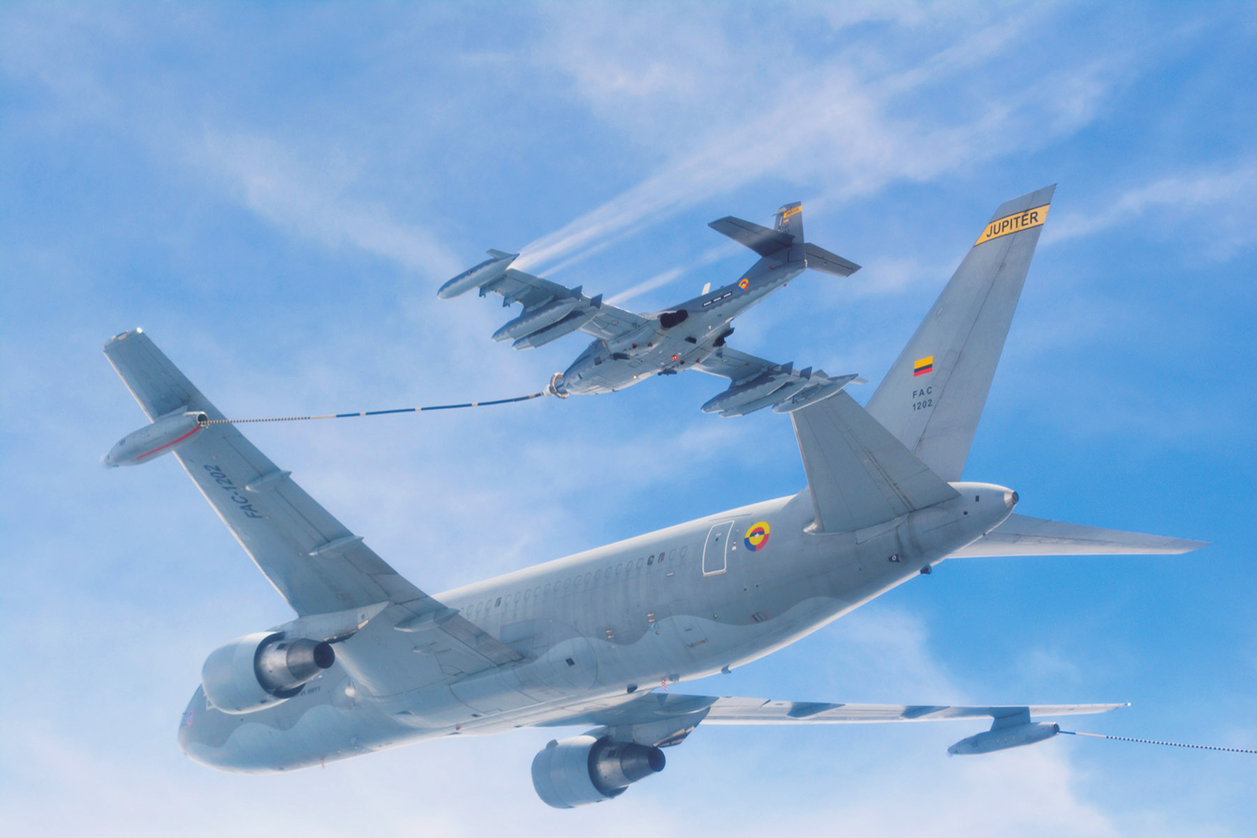 El reabastecimiento en vuelo es una de las maniobras más dinámicas, complejas y riesgosas de la operación aérea, que inició en el país en 1991, con el objetivo de aumentar la autonomía y el alcance de los aviones militares.