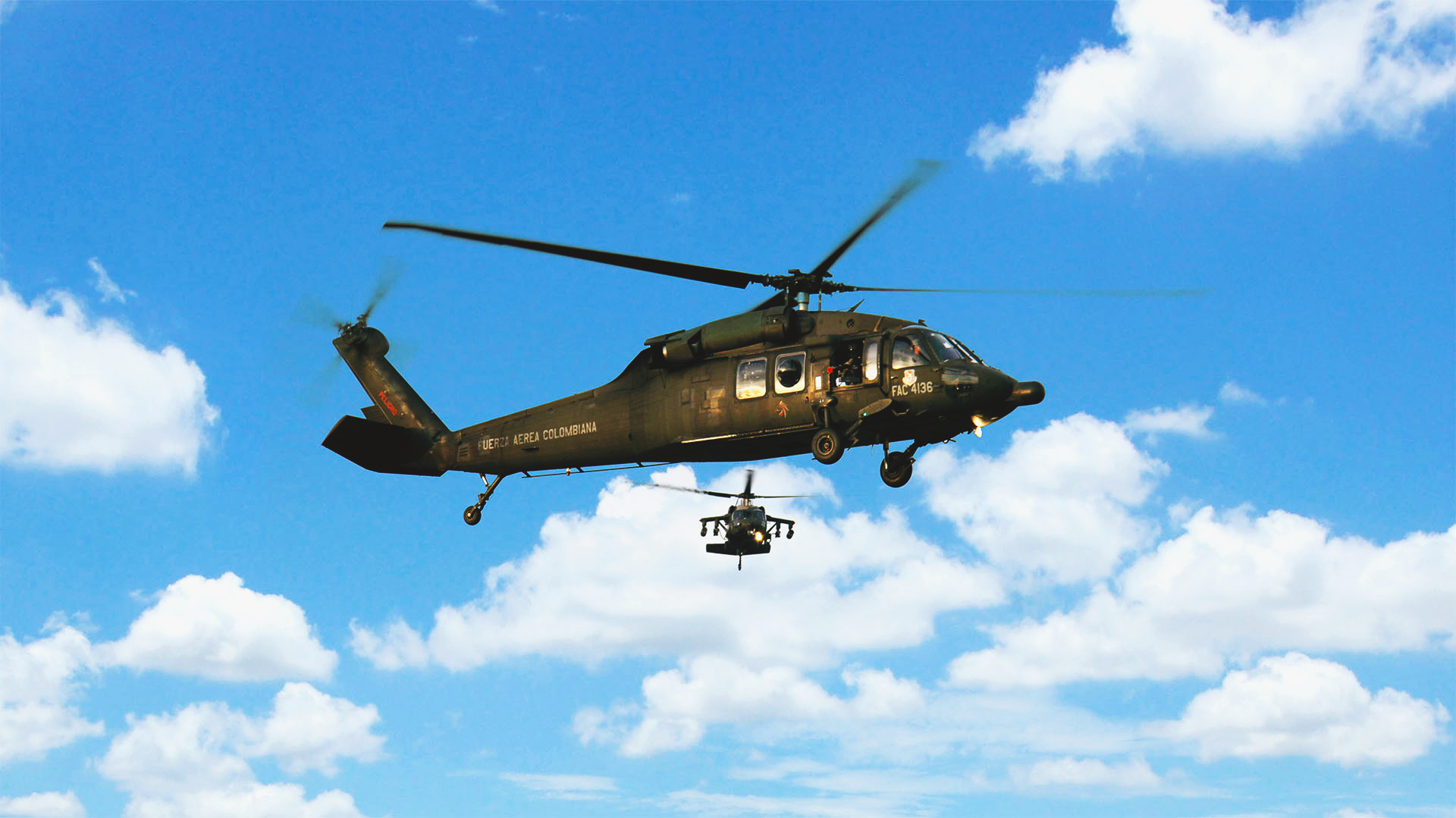 Helicóptero Ángel realiza un rompimiento en maniobra de descenso en espiral sobre el punto de evacuación, mientras es escoltado por un Arpía.
