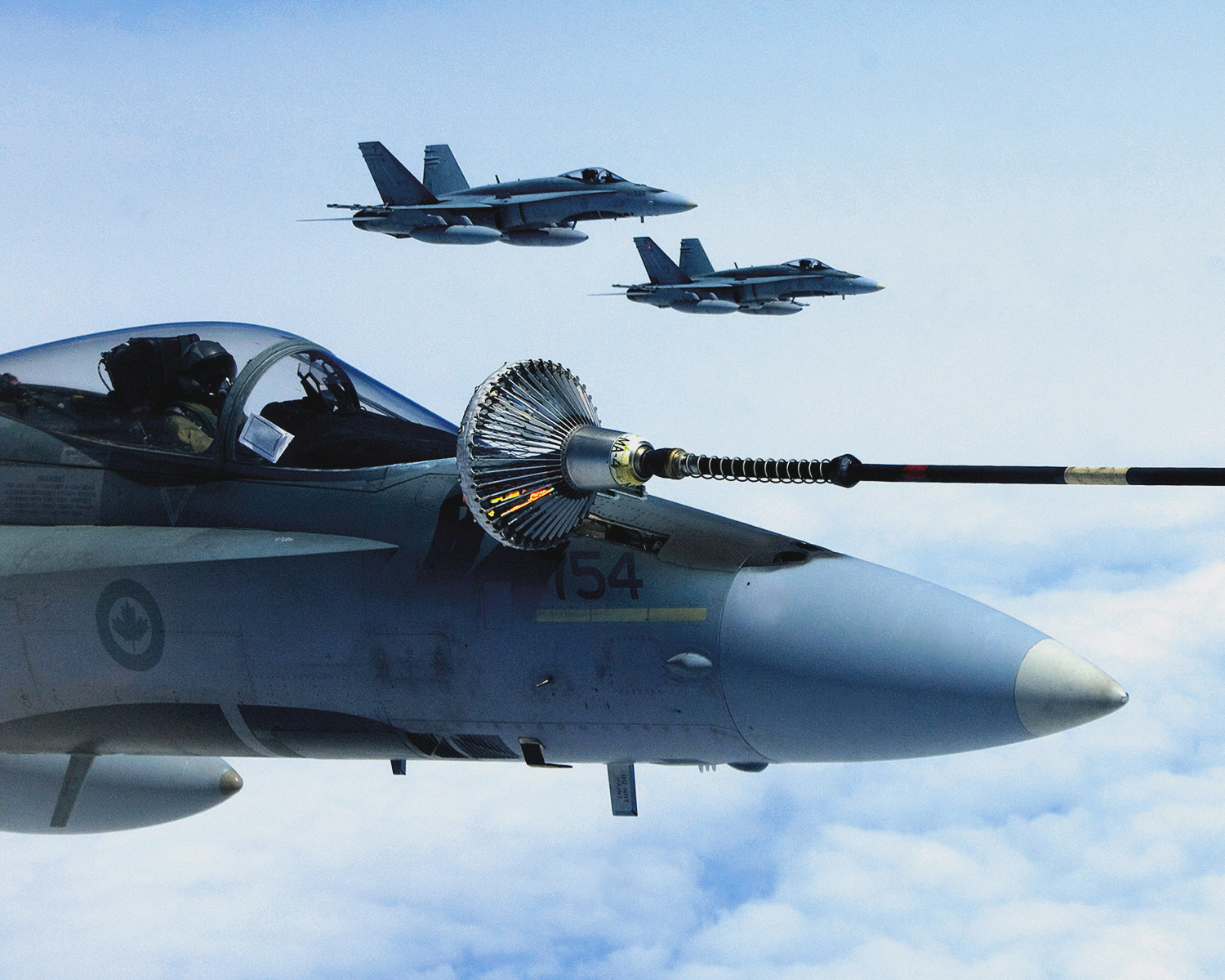 Misión de reabastecimiento en vuelo a un F-18 de la Real Fuerza Aérea Canadiense durante Maple Flag 46, en 2013. El componente de la Fuerza Aérea Colombiana que participó en este ejercicio estuvo conformado por los equipos KC-767 Júpiter, C-130 Hércules, A-29B Super Tucano y la Agrupación de Comandos Especiales Aéreos, ACOEA. 