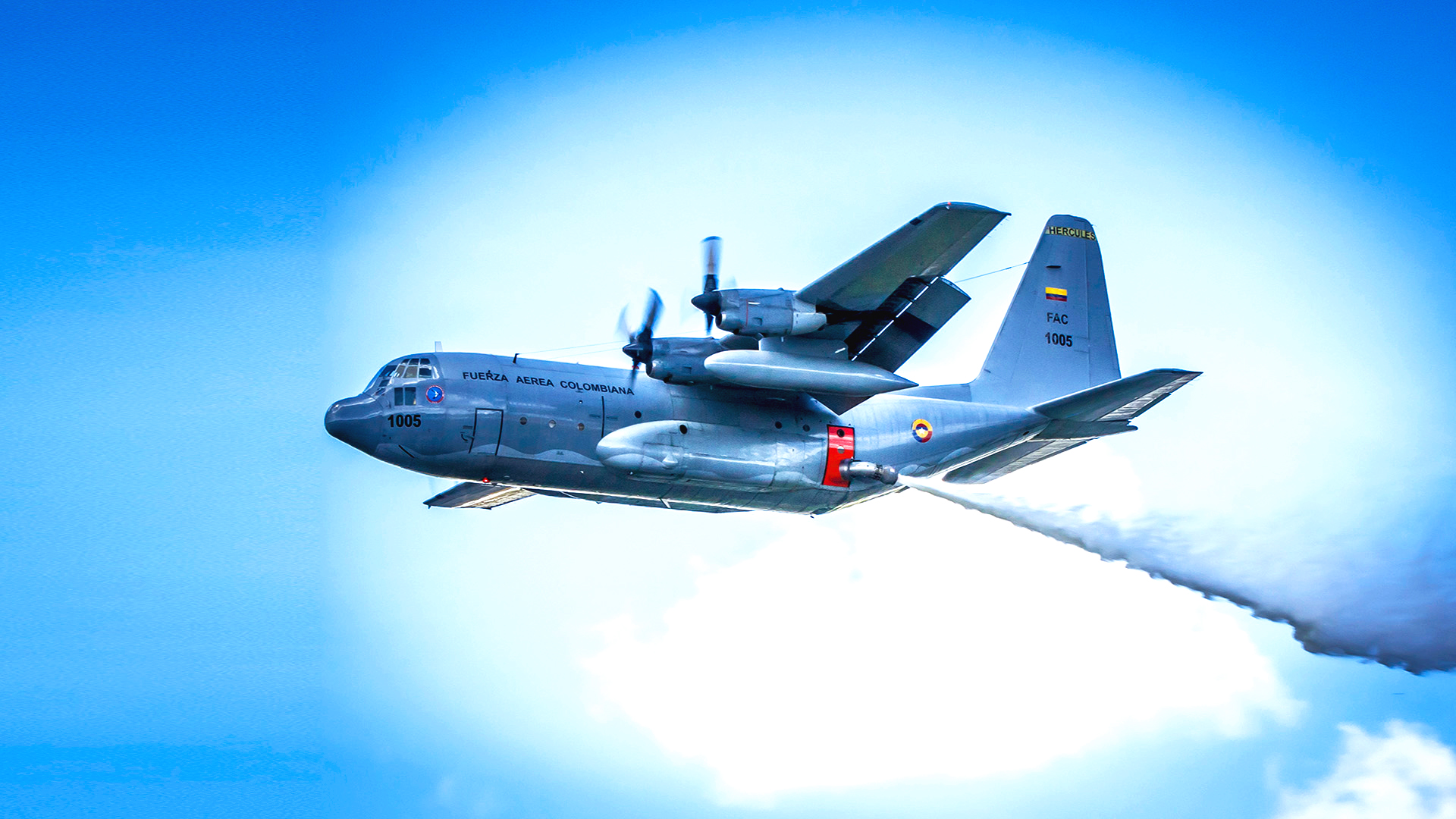 El avión Hércules C-130 con Sistema Modular Aerotransportado Contra Incendios, MAFFS II, puede descargar 3.000 galones de líquido a través de una tobera especial, ubicada en la puerta de lanzamiento de paracaidistas.