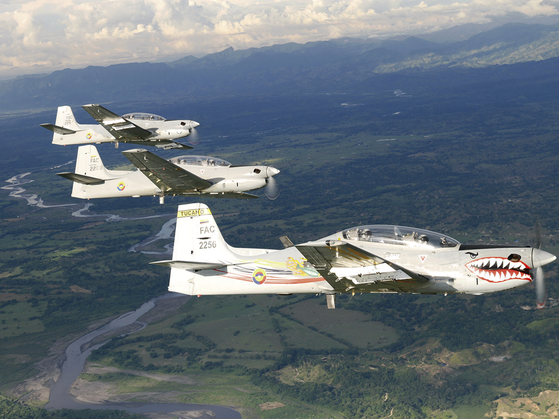Tres aviones T-27 Tucano en formación “Escalón Izquierdo”. En 2023, este equipo cumplió 100.000 horas de vuelo y ha formado más de 500 pilotos militares. 