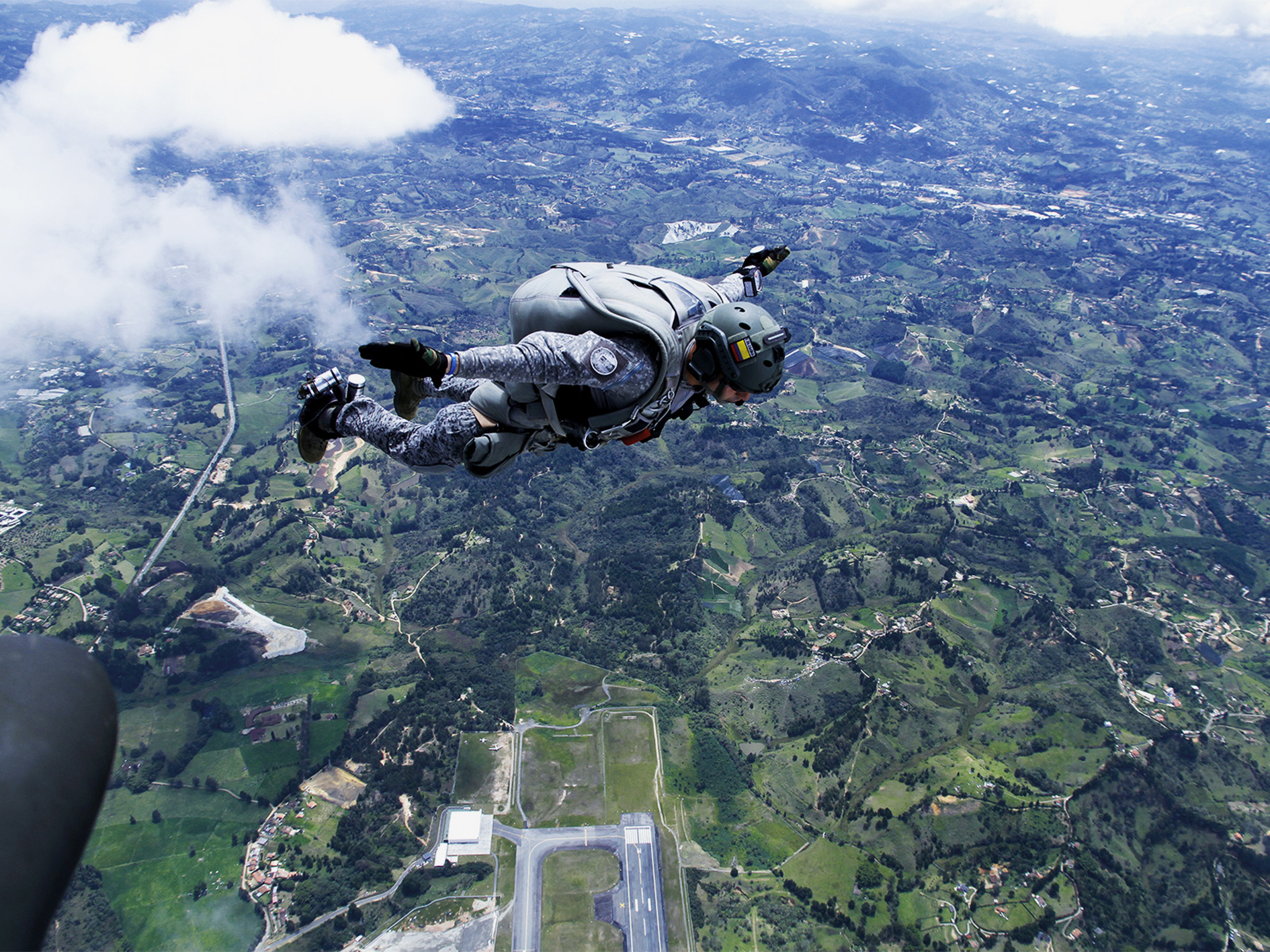 Los paracaidistas de la Fuerza Aérea Colombiana pertenecen a la Especialidad de Seguridad y Defensa de Bases, son diestros en el manejo de armas, explosivos, comunicaciones, combate cercano y están capacitados para realizar saltos desde 25 mil pies sobre el terreno.