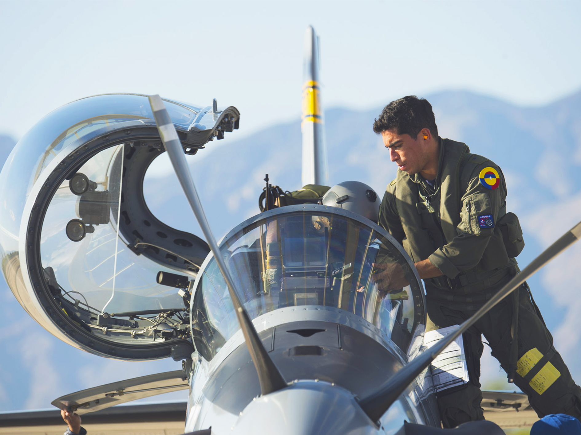 Piloto de A-29 Súper Tucano antes de iniciar una misión de Búsqueda y Rescate en Combate, CSAR, en el ejercicio Red Flag Rescue 2021, llevado a cabo en la Base Aérea de Davis Monthan, Tucson, Arizona. 